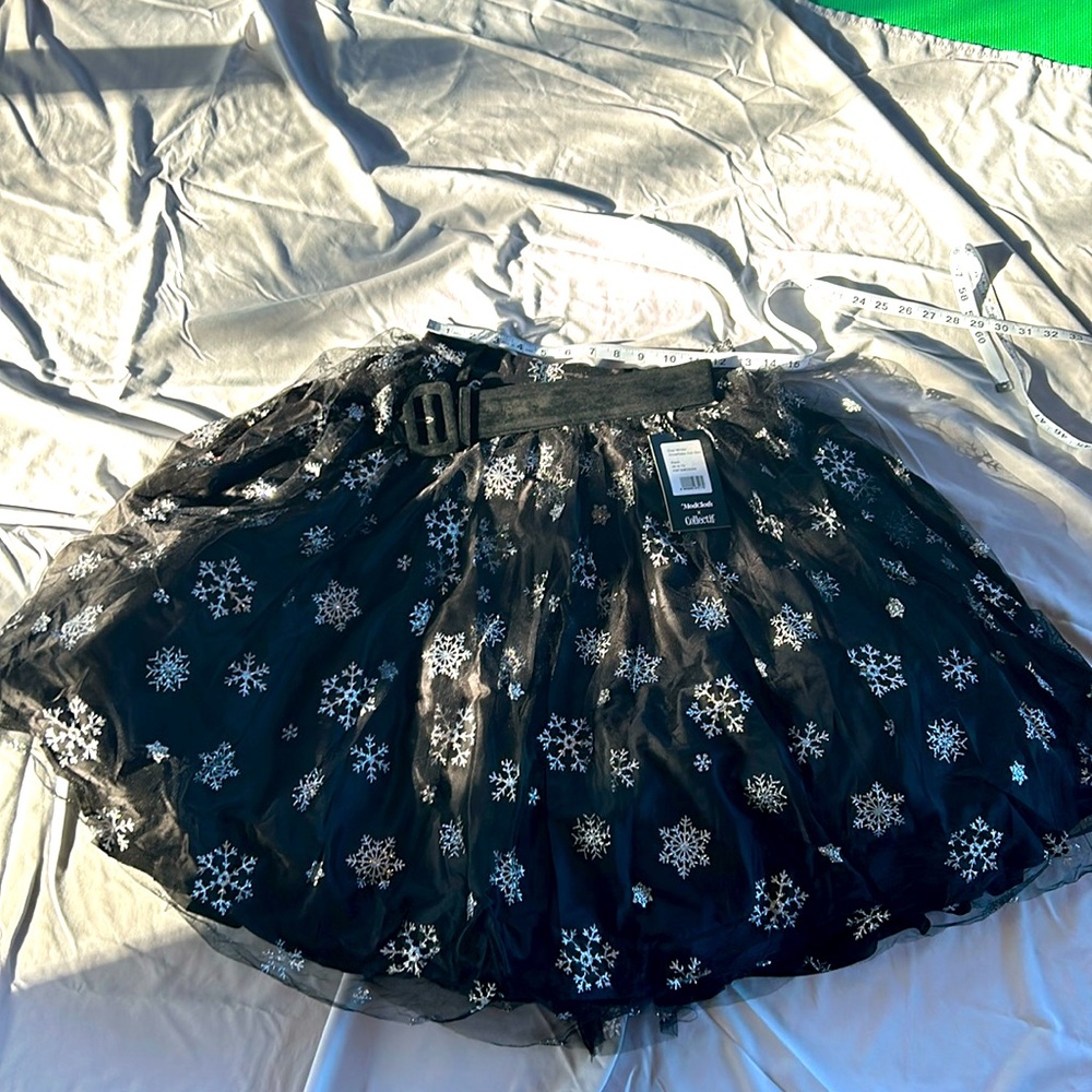 Mod cloth black skirt with silver snowflakes. Sz small
